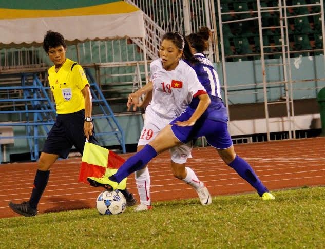 Thua Thái Lan, tuyển nữ Việt Nam tan mộng vô địch - 1 Pha tranh bóng của các cầu thủ nữ Việt Nam (trái) với Thái Lan