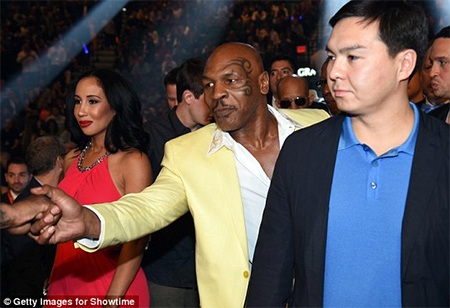Mayweather đánh bại Pacquiao bằng tính điểm - 9 Cựu vận động viên quyền anh hạng nặng Mike Tyson