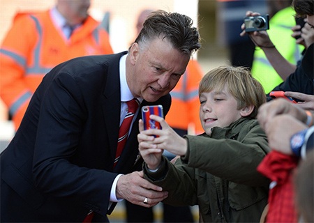 Chiến thắng mang "con tim vui trở lại" của Man Utd - 1 Van Gaal chụp hình lưu niệm cùng một cổ động viên ví của MU