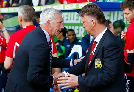Chiến thắng mang "con tim vui trở lại" của Man Utd - 2 Van Gaal chụp hình lưu niệm cùng một cổ động viên ví của MU