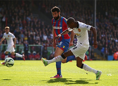 Chiến thắng mang "con tim vui trở lại" của Man Utd - 4 Phút 18, Young tạt bóng trúng tay hậu vệ đối phương và trọng tài Oliver thổi phạt đền