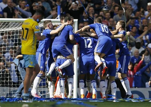 Chelsea rạng ngời trong ngày đăng quang - 2 Các cầu thủ Chelsea vô cùng phấn khích với chức vô địch sớm ba vòng