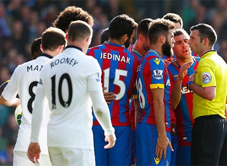Chiến thắng mang "con tim vui trở lại" của Man Utd - 5 Các cầu thủ Crystal Palace vậy lấy trọng tài chính khi cho rằng ông đã quá nặng tay