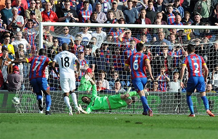 Chiến thắng mang "con tim vui trở lại" của Man Utd - 6 Mata đánh bại Speroni từ chấm 11m, bất chấp đối phương đã đoán trúng hướng sút của anh