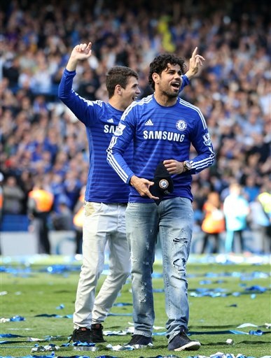 Chelsea rạng ngời trong ngày đăng quang - 4 Các cầu thủ Chelsea vô cùng phấn khích với chức vô địch sớm ba vòng