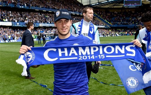 Chelsea rạng ngời trong ngày đăng quang - 5 Hazard khoe tấm khăn lưu niệm có dòng chữ vô địch, phía sau anh là thủ thành Petr Cech.