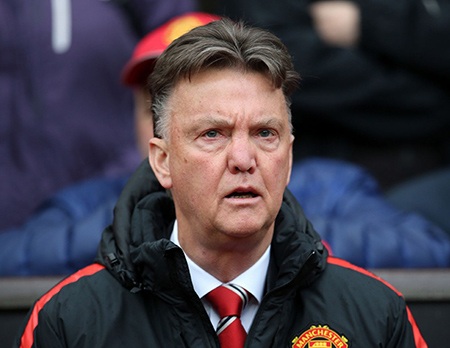 90 phút thất vọng của MU tại Old Trafford - 7 Van Gaal ngồi khá trầm ngâm trên khán đài, ông đã thay đổi nhân sự khá nhiều ở trận này