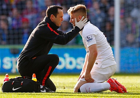 Chiến thắng mang "con tim vui trở lại" của Man Utd - 8 Phút 40, Shaw cần tới sự chăm sóc y tế