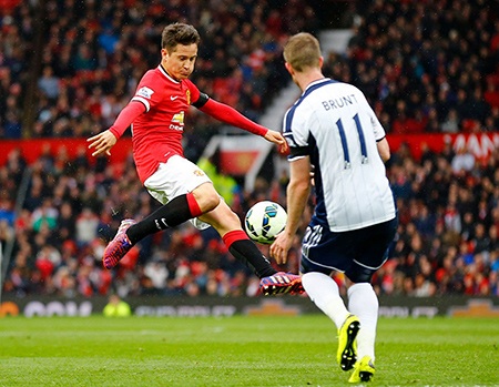90 phút thất vọng của MU tại Old Trafford - 8 Van Gaal ngồi khá trầm ngâm trên khán đài, ông đã thay đổi nhân sự khá nhiều ở trận này