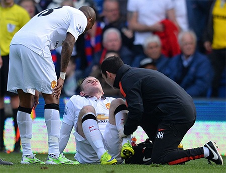 Chiến thắng mang "con tim vui trở lại" của Man Utd - 10 Chỉ năm phút sau khi Shaw rời sân, Rooney cũng đã bị đau