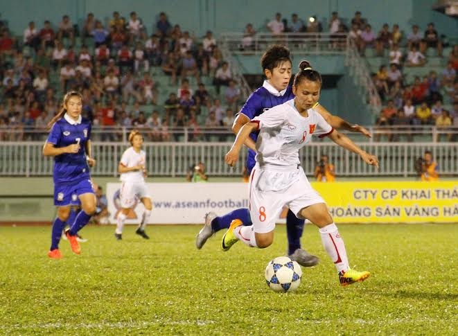 Thua Thái Lan, tuyển nữ Việt Nam tan mộng vô địch - 2 Thái Lan (áo xanh) đã cầm hòa Việt Nam sau 90 phút