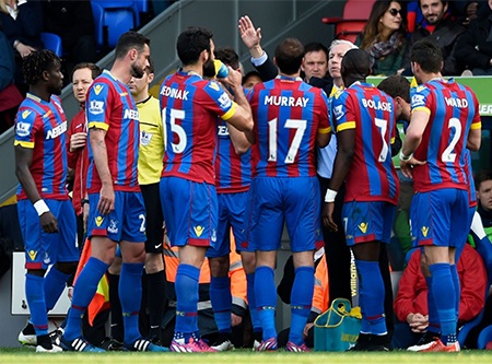 Chiến thắng mang "con tim vui trở lại" của Man Utd - 11 Các cầu thủ chủ nhà nhanh chóng tới chỗ HLV Alan Pardew nhận chỉ thị khi mà trận đấu tạm hoãn