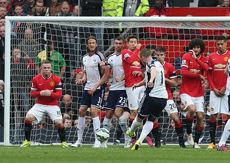 90 phút thất vọng của MU tại Old Trafford - 11 Phút 62, Brunt sút phạt...