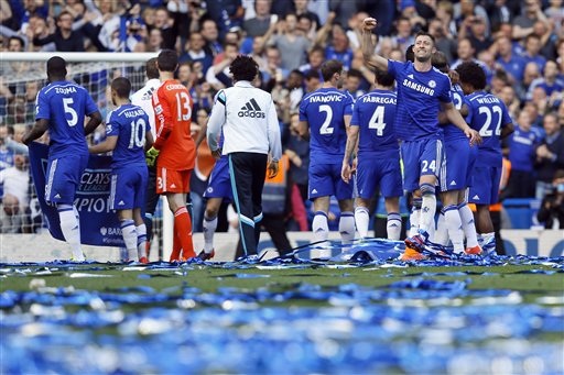 Chelsea rạng ngời trong ngày đăng quang - 9 Mặt sân Stamford Bridge đầy xác pháo (giấy) tung bay chào mừng chức vô địch của Chelsea