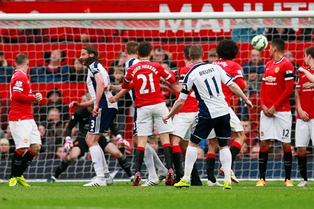 90 phút thất vọng của MU tại Old Trafford - 12 Bóng chạm Olsson vào lưới