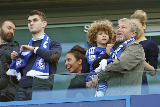 Chelsea rạng ngời trong ngày đăng quang - 10 Mặt sân Stamford Bridge đầy xác pháo (giấy) tung bay chào mừng chức vô địch của Chelsea