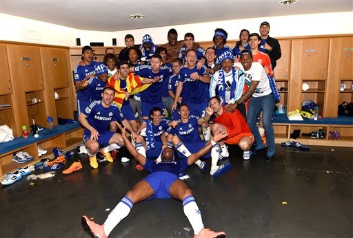 Chelsea rạng ngời trong ngày đăng quang - 12 Các cầu thủ Chelsea ăn mừng trong phòng thay đồ