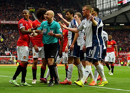 90 phút thất vọng của MU tại Old Trafford - 15 Phút 73, MU được hưởng quả phạt đền do bóng chạm tay Berahino