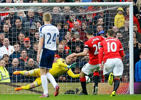 90 phút thất vọng của MU tại Old Trafford - 17 Thủ thành Myhill đón trúng hướng sút của tiền đạo người Hà Lan