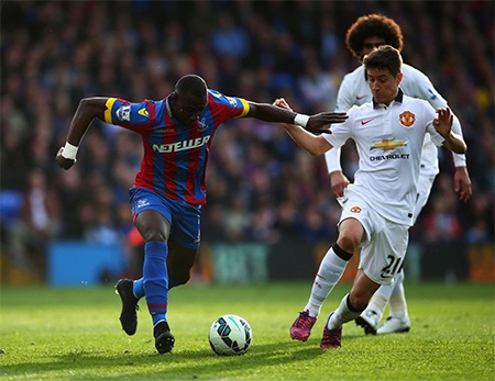 Chiến thắng mang "con tim vui trở lại" của Man Utd - 18 Bolasie đi bóng trong sự truy cản của Herrera