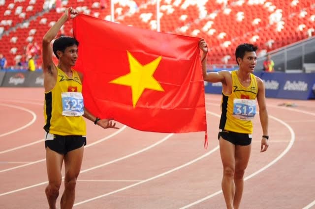 Ánh Viên lần thứ 7 phá kỷ lục SEA Games - 10 Nguyễn Văn Lai và Đỗ Quốc Luật giơ cao lá cờ tổ quốc, ảnh: Tiến Đạt