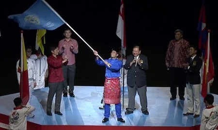 Cờ đại hội thể thao khu vực được trao cho đại diện của Malaysia