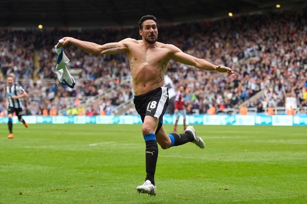7 điều tổng kết Premier League 2014/15 - 3 Jonas Gutierrez là người hùng của Newcastle khi giúp đội bóng này thắng và trụ hạng
