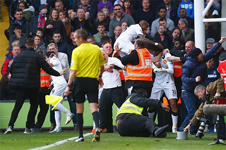 Chiến thắng mang "con tim vui trở lại" của Man Utd - 22 Với chiều cao vượt trội, Fellaini dễ dàng đánh đầu tung lưới đối phương