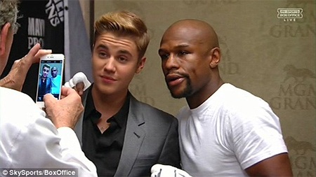 Mayweather đánh bại Pacquiao bằng tính điểm - 11 Ngôi sao ca nhạc Justin Bieber chụp ảnh cùng Mayweather