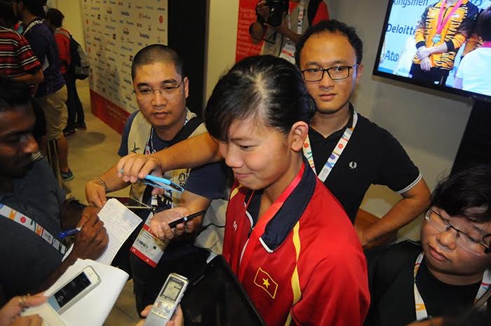 Ánh Viên rất tự tin khi trả lời truyền thống quốc tế