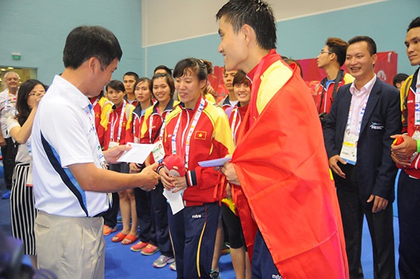 <b style=mso-bidi-font-weight:
normal>An An