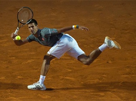 Djokovic thi đấu đầy khó khăn trước Bellucci