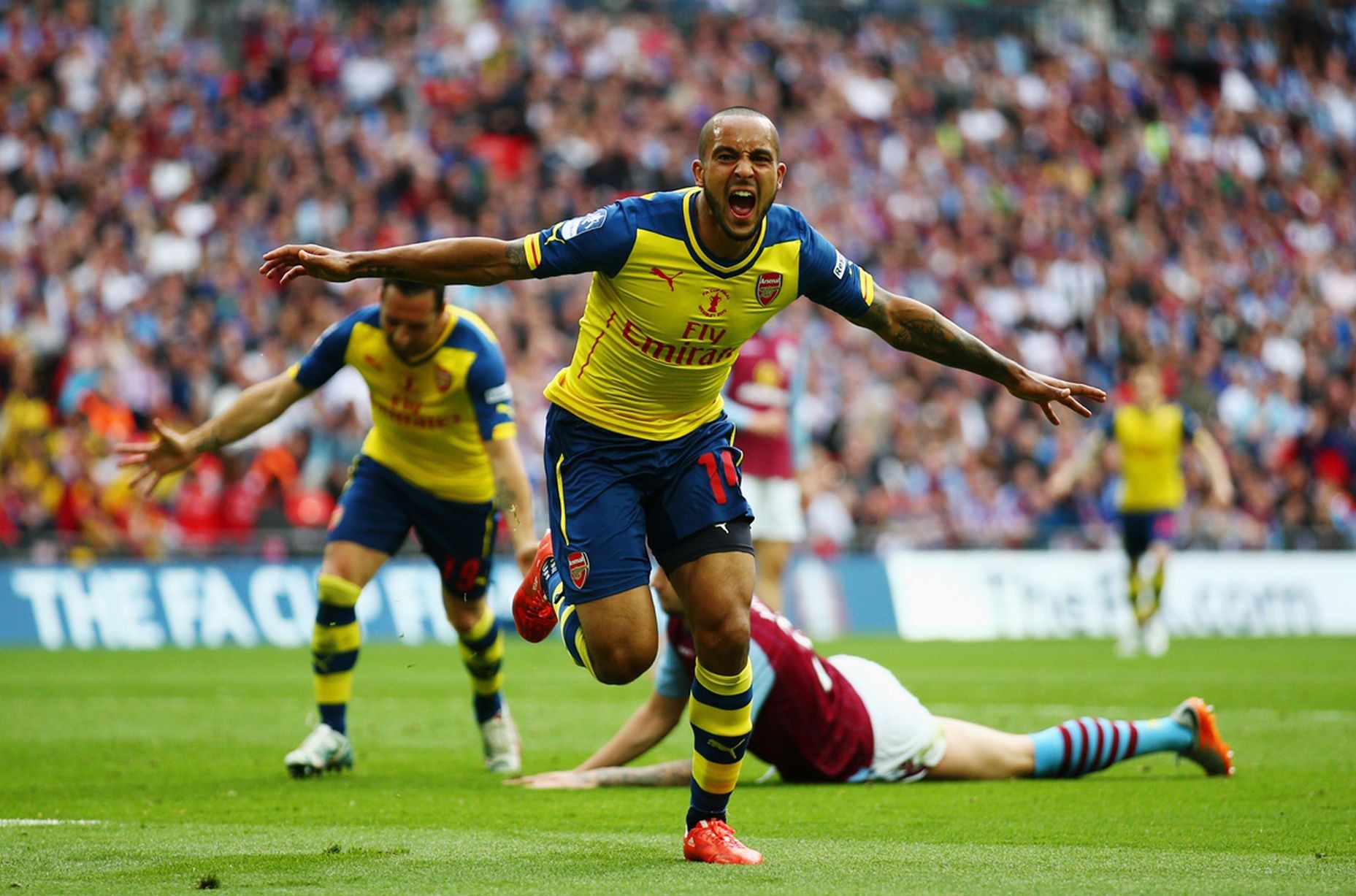 Đè bẹp Aston Villa, Arsenal vô địch FA Cup - 1 Niềm vui của Walcott sau khi mở tỉ số cho Arsenal