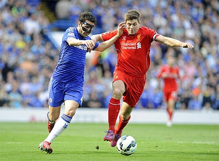 Chelsea chia điểm với Liverpool - 1 Pha tranh bóng của Fabregas với Gerrard