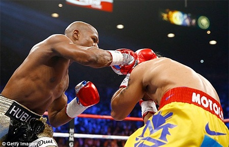 Mayweather đánh bại Pacquiao bằng tính điểm - 12 Hai võ sĩ thăm dò nhau trong hiệp đầu