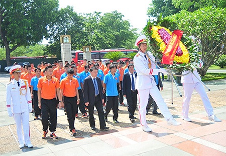 Tuyển Việt Nam và U23 thắp hương Đại tướng Võ Nguyên Giáp - 1 Đoàn
dâng hoa và thắp hương tại Đài tưởng niệm các Anh hùng liệt sỹ.