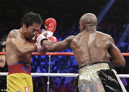Mayweather đánh bại Pacquiao bằng tính điểm - 21 Với sải tay dài hơn những cú đấm chọc xa của Mayweather rất nguy hiểm