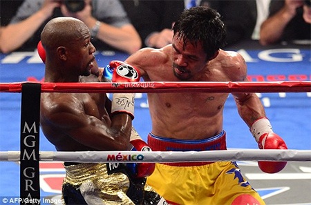 Mayweather đánh bại Pacquiao bằng tính điểm - 22 Pacquiao cố gắng dồn ép đối thủ vào sát dây để tấn công
