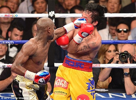 Mayweather đánh bại Pacquiao bằng tính điểm - 23 Pacquiao né đòn đánh nhằm vào mặt của đối phương