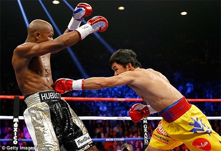 Mayweather đánh bại Pacquiao bằng tính điểm - 13 Mayweather cố né tránh sự áp sát của đối thủ