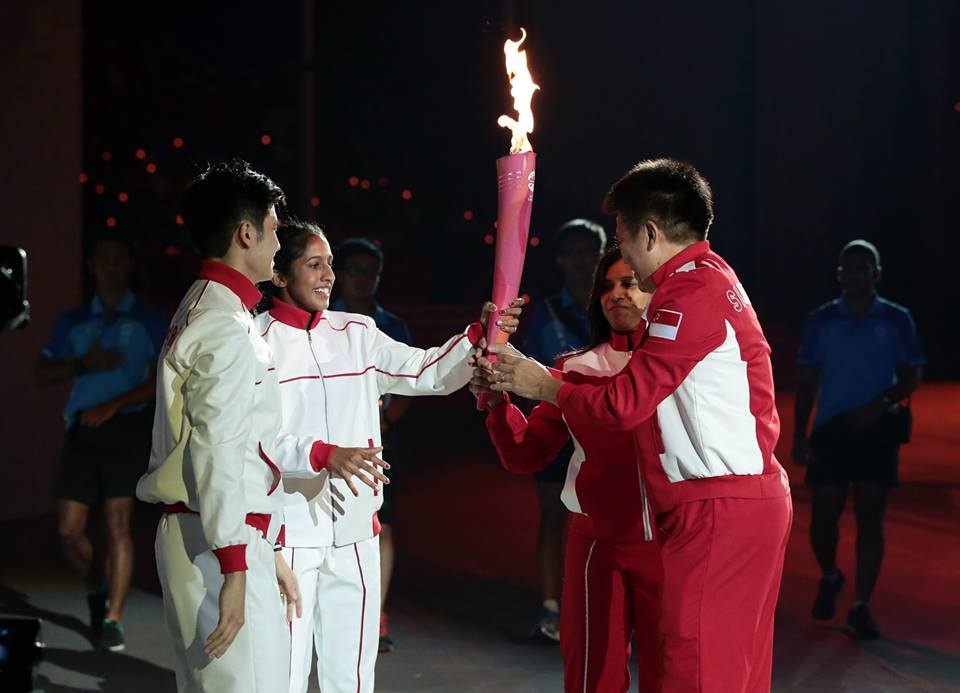 Các vận động viên truyền đuốc cho nhau để đưa đến đài lửa