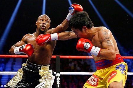 Mayweather đánh bại Pacquiao bằng tính điểm - 15 Pacquiao di chuyển lanh lẹ để tránh đòn của đối phương