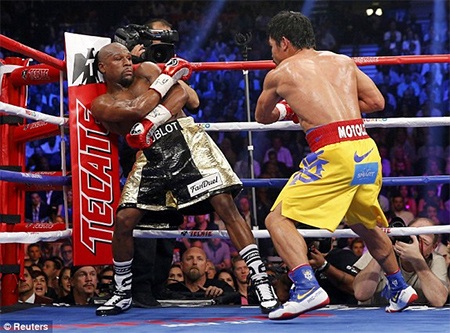 Mayweather đánh bại Pacquiao bằng tính điểm - 16 Pacquiao dồn đối thủ vào góc võ đài