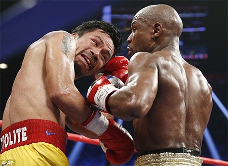 Mayweather đánh bại Pacquiao bằng tính điểm - 17 Pha cận chiến của đôi bên
