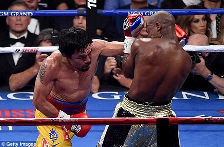 Mayweather đánh bại Pacquiao bằng tính điểm - 18 Những cú đòn tới tấp của Pacquiao khiến Mayweather vất vả phòng thủ
