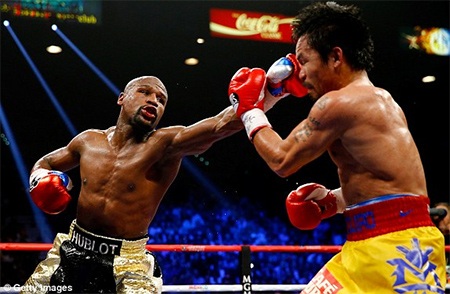 Mayweather đánh bại Pacquiao bằng tính điểm - 19 Một cú đấm chọc xa chính xác của Mayweather