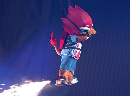 Nila đã xuất hiện từ trên không trung và đi một vòng xung quanh khán đài (đi trên không)