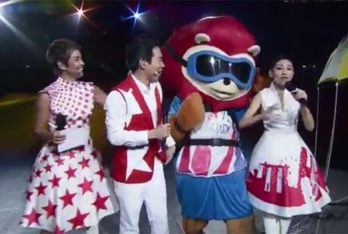 Li Na đáp xuống mặt đất và nói chuyện với các người dẫn chương trình