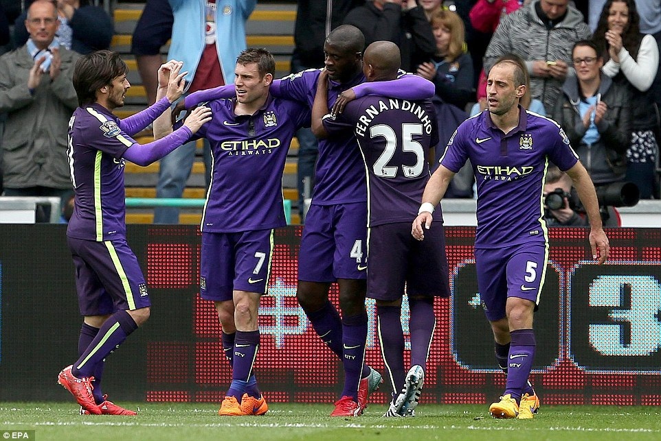 Bony góp phần giúp Man City "kết liễu" Swansea - 1 Yaya Toure nhận lời chúc mừng từ đồng đội sau khi ghi bàn