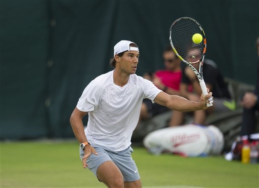 Ngày 2 - Wimbledon: Federer, Murray, Nadal vào cuộc - 1 Nadal đang nỗ lực tập luyện trên mặt sân cỏ